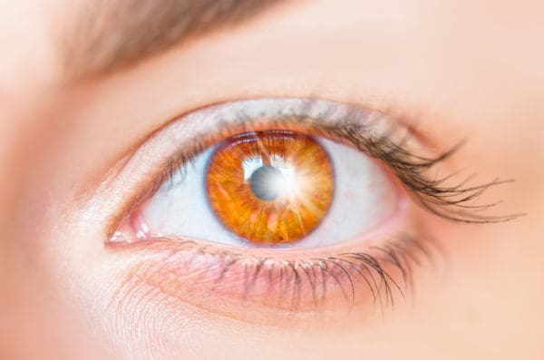 Bliskanje pred očmi: večinoma je nenevarno, a je lahko tudi znanilec resnih težav z očmi.